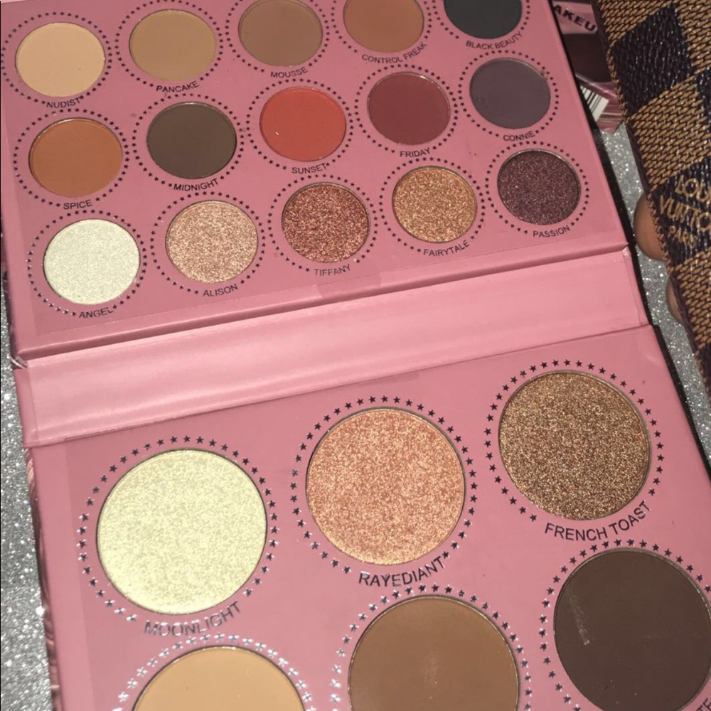 Eyeshadow palette with highlight and contour